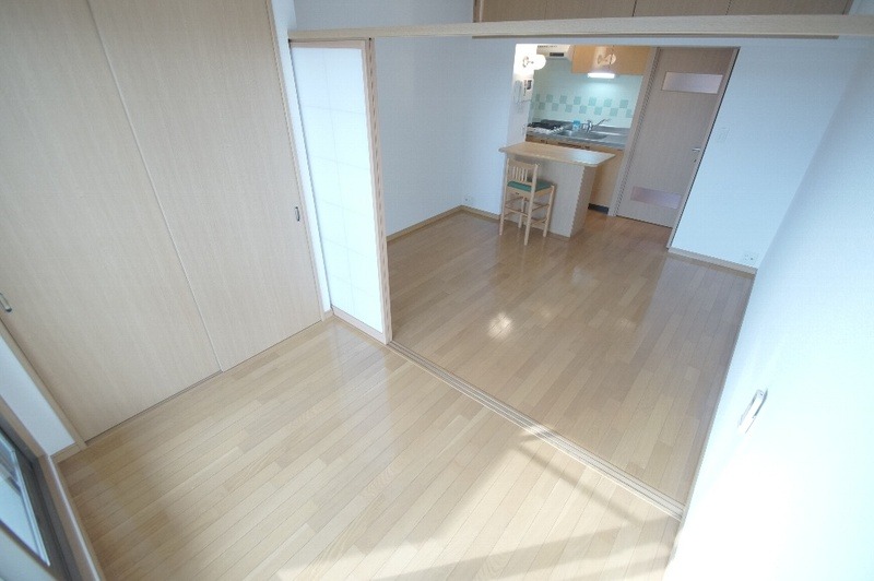 壁一面のクローゼットもございます。