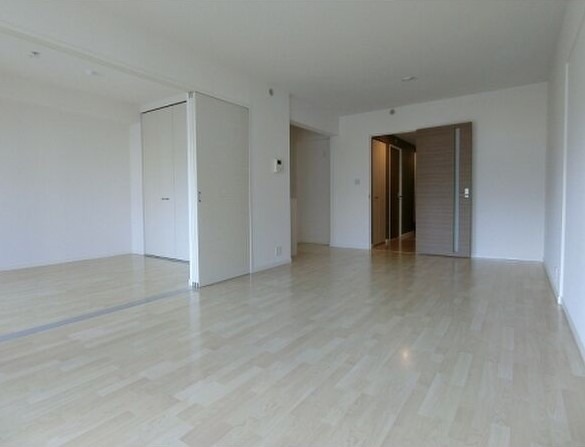 広々リビングでゆっくりお過ごしください