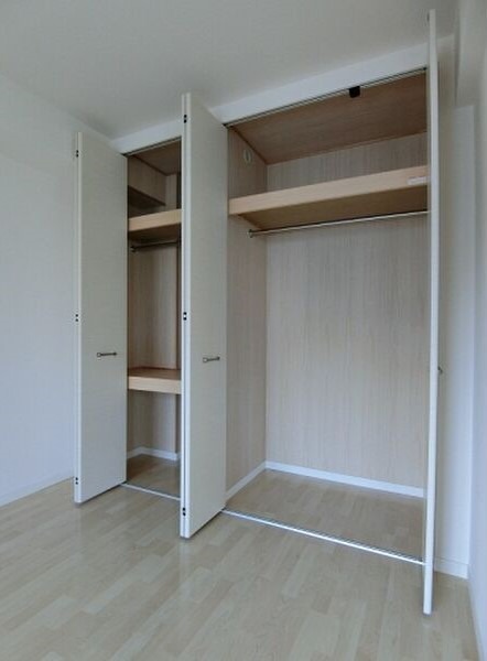 かさばりやすいお洋服もたっぷり収納可能です