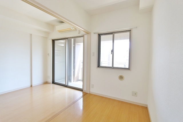 こちらは寝室にぴったりの洋室です