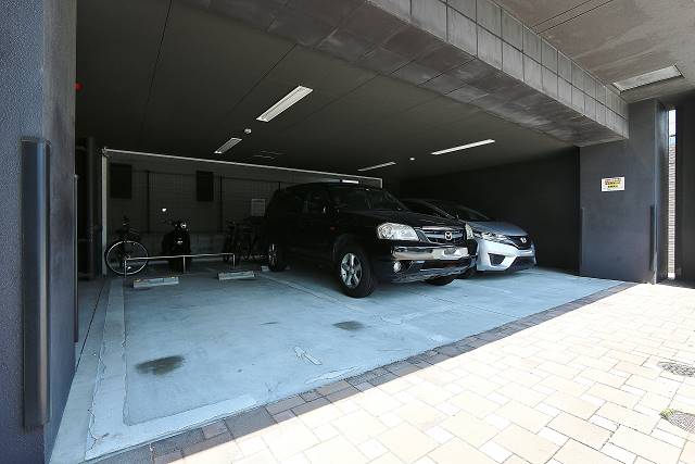 敷地内駐車場完備、屋根付きなので安心です