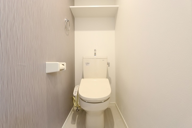 収納棚付きでウォシュレット完備です