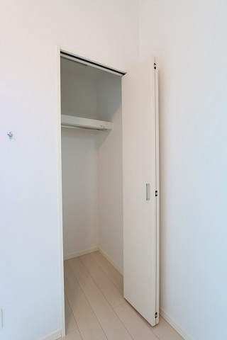 奥行きあるクローゼットです