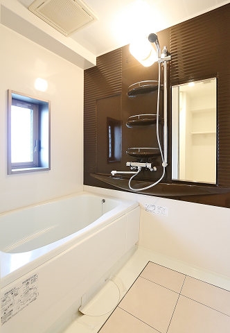 広々とした浴槽です