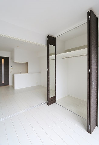 壁一面収納でお部屋を広く使えます