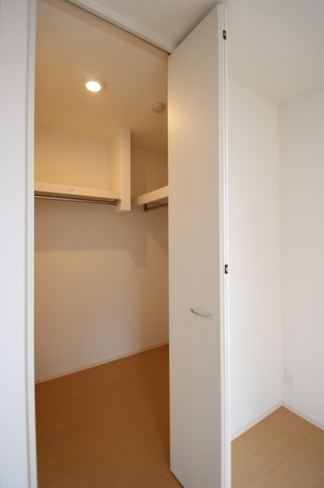 ウォークインクローゼットで収納たっぷりです。