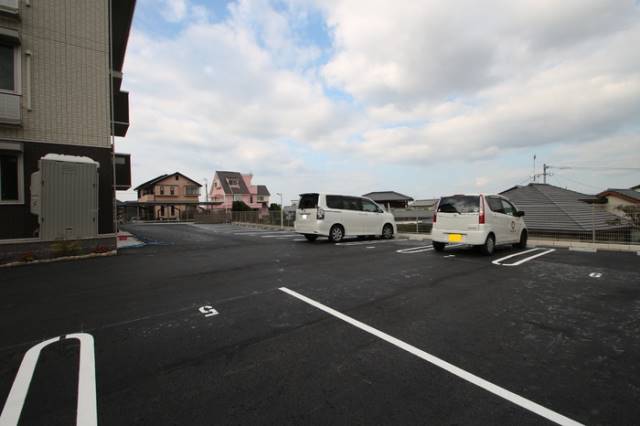 敷地内に駐車場ございます。