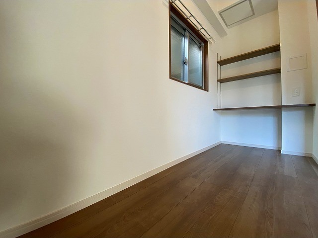 お洋服はこちらへ