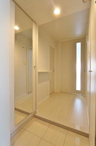 玄関には大きな鏡があります