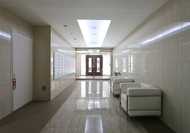 エントランスも明るく夜の帰宅時も安心です