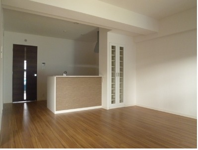 家具の配置に困らないリビングですね