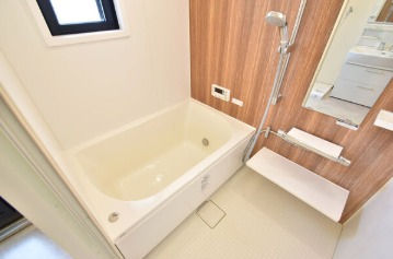 窓付きのバスルームです