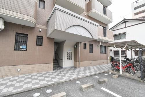 屋根付き駐輪場があります