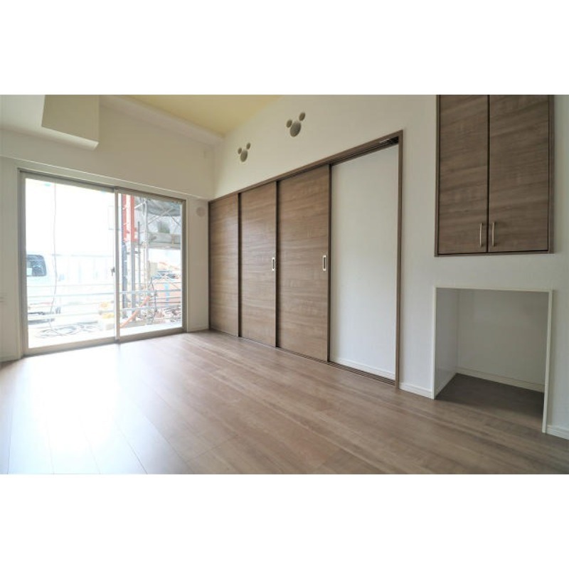 家具の配置に困らないリビングですね