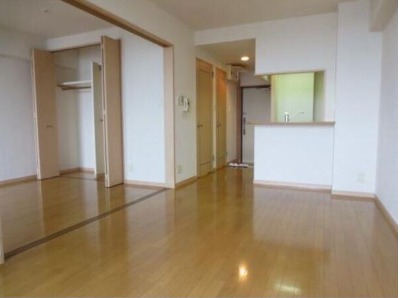 家具の配置に困らないリビングですね