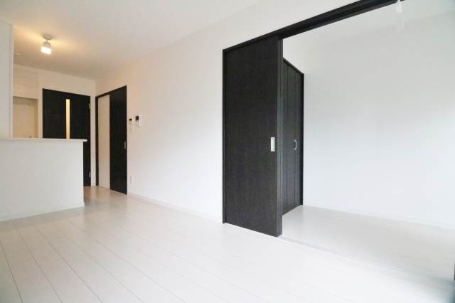 白を基調とした明るいお部屋です