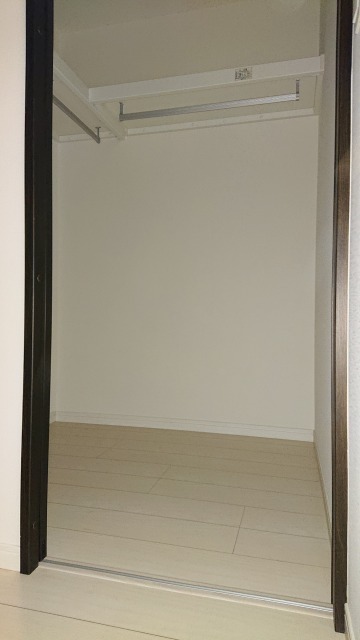 奥行きのあるウォークインクローゼットです