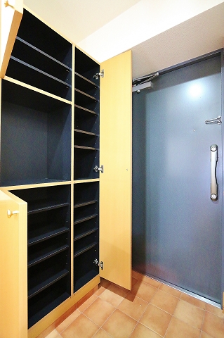 大容量のシューズボックスで靴以外もおけますね