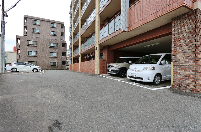 屋根付き駐車場もございます
