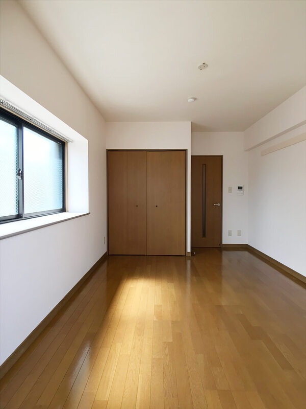 7.5帖の広めの洋室です