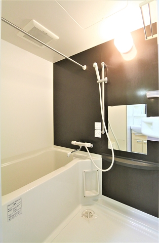 オシャレなバスルームはサーモ水洗で機能性も抜群