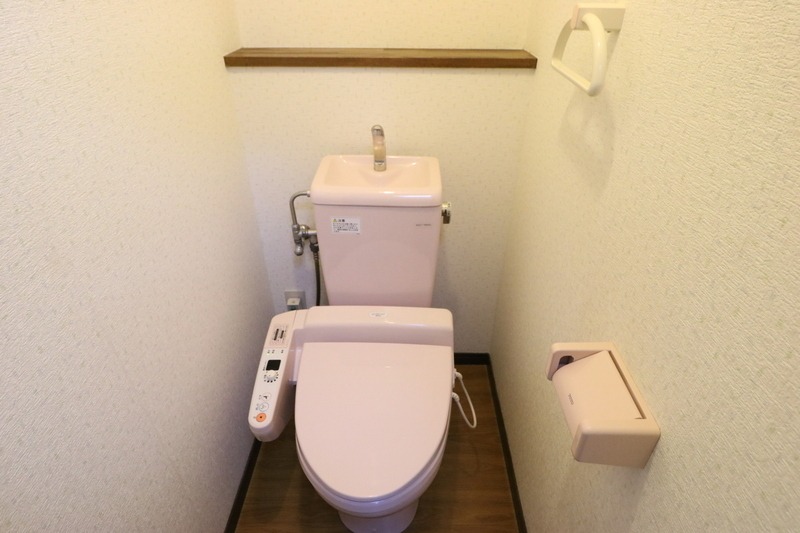 温水洗浄便座完備。