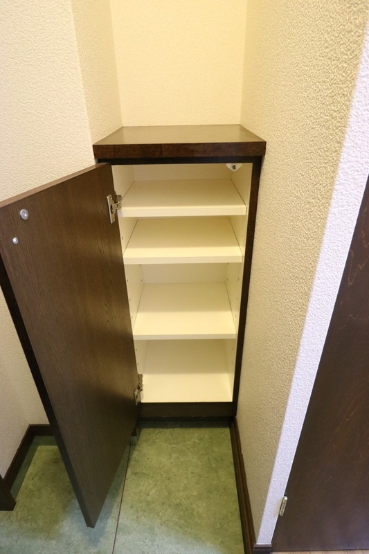 お履物はこちらへ。