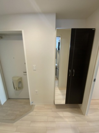 高さのあるシューズボックスです。