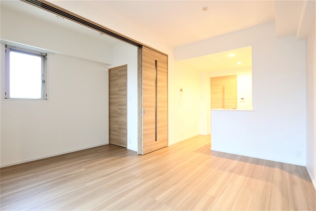 落ち着く色合いでまとめられたオシャレなリビングですね