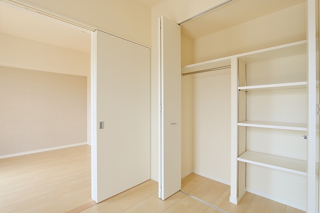 かさばりやすいお洋服もたっぷり収納可能です