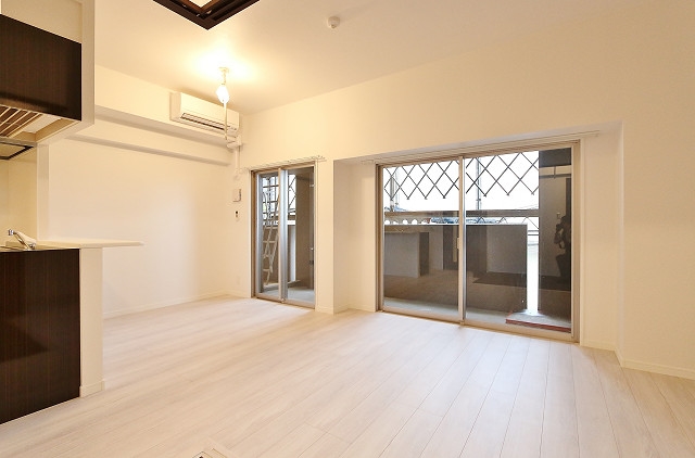 リビングと洋室に窓がありますので明るいですね