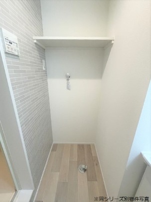 室内洗濯機置場には収納棚付き
