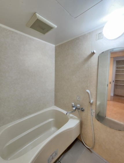 浴槽でゆっくりできるバスルームです