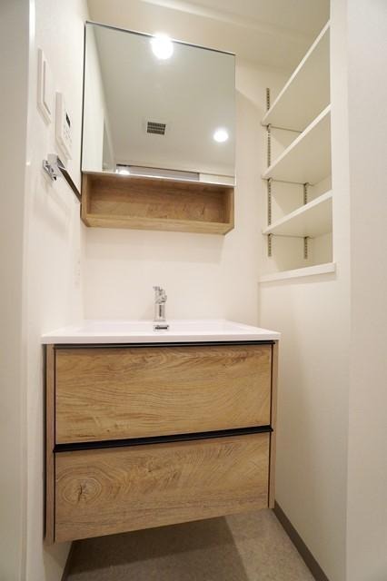 毎朝の身支度もしやすい洗面台です