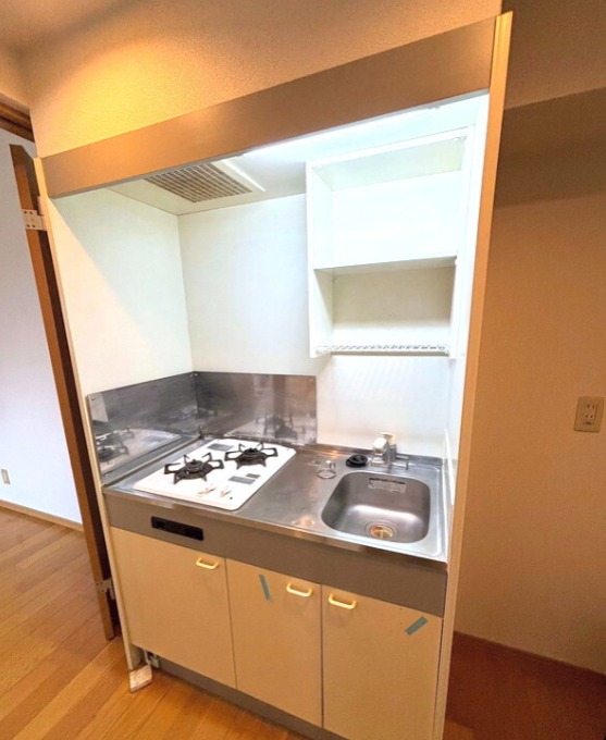 料理好きには嬉しい2口コンロで収納もあります