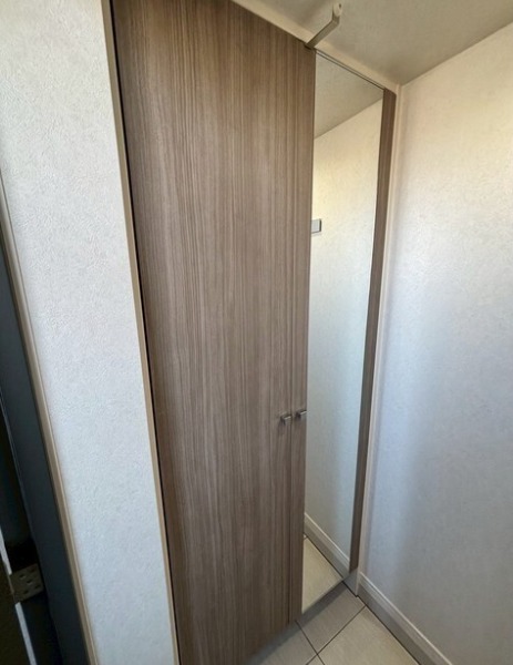 玄関に全身鏡があるのでお出かけ前のチェックもバッチリ