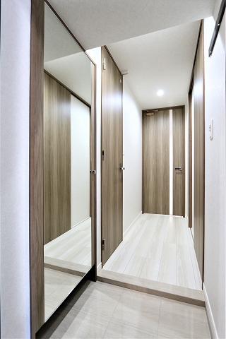 玄関に全身鏡があるのでお出かけ前のチェックもバッチリ