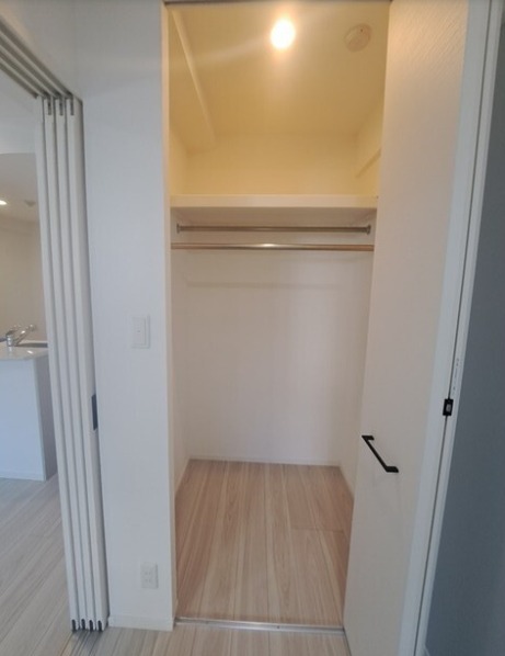 かさばりやすいお洋服もたっぷり収納できます