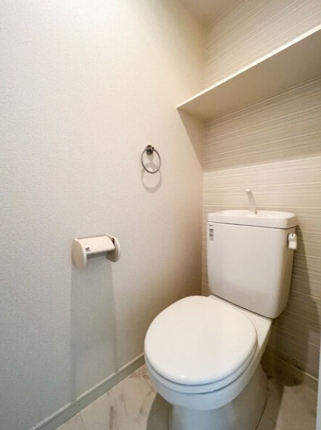 収納棚付きで清潔感のあるトイレです