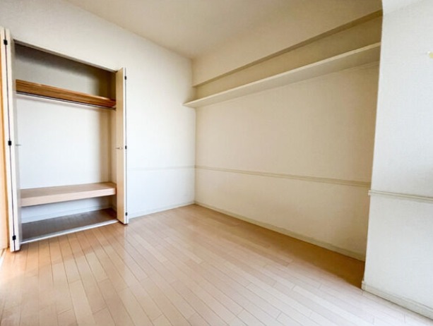 こちらは寝室にいかがですか