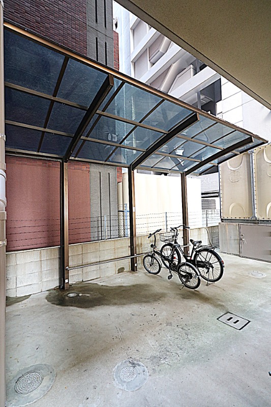 屋根付きの駐輪場もございます。