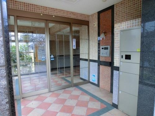 オートロックや宅配ボックス付きです