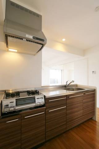 ２口コンロにグリル付きのシステムキッチンで料理もはかどります