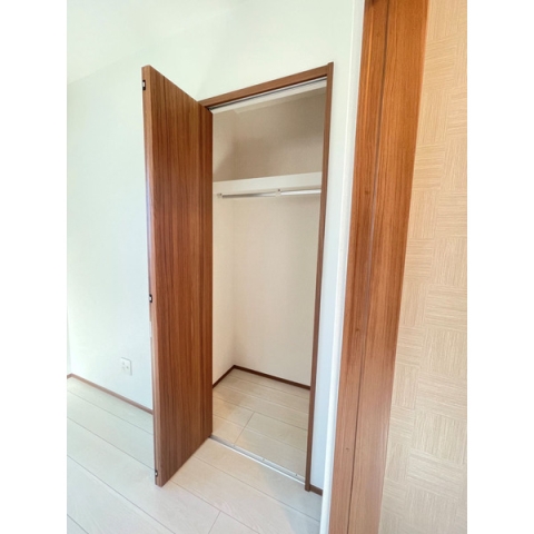 お洋服はこちらへ