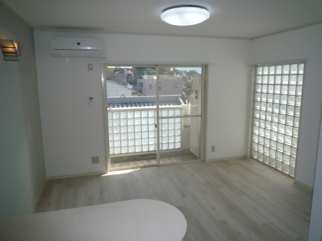 部屋の別角度になります。