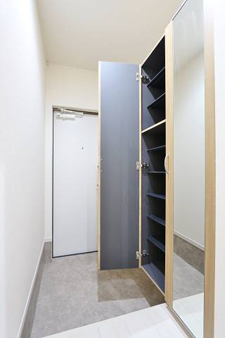 全身鏡付きのシューズボックスです