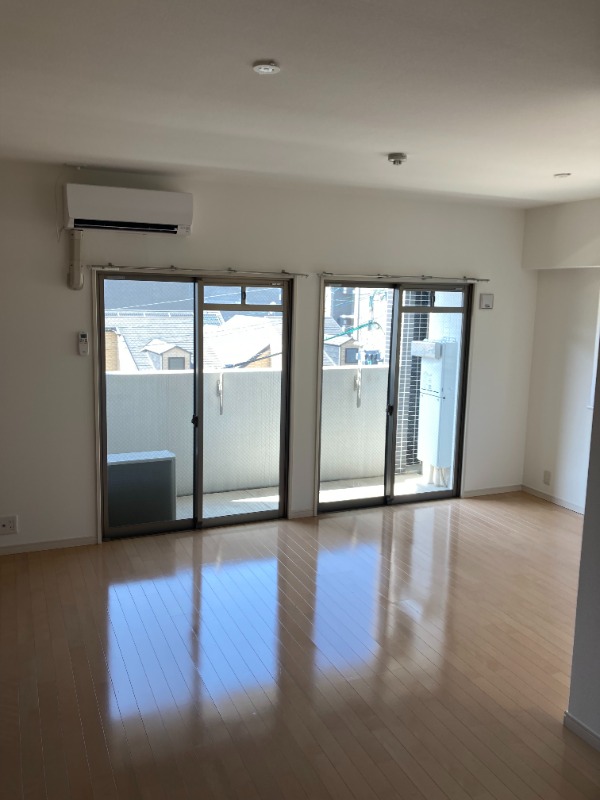 白基調のお部屋で明るいリビングです