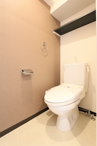 収納棚があり清潔感のあるトイレです