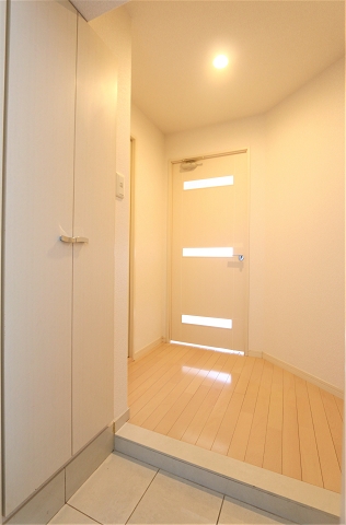 明るく広々空間の玄関です