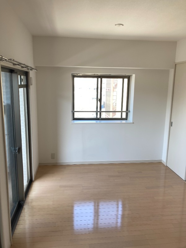 大きなベットも置けちゃう寝室です